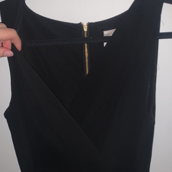 Black V-neck small dress with a bow that can cross in the front or back - Picture 2 of 5